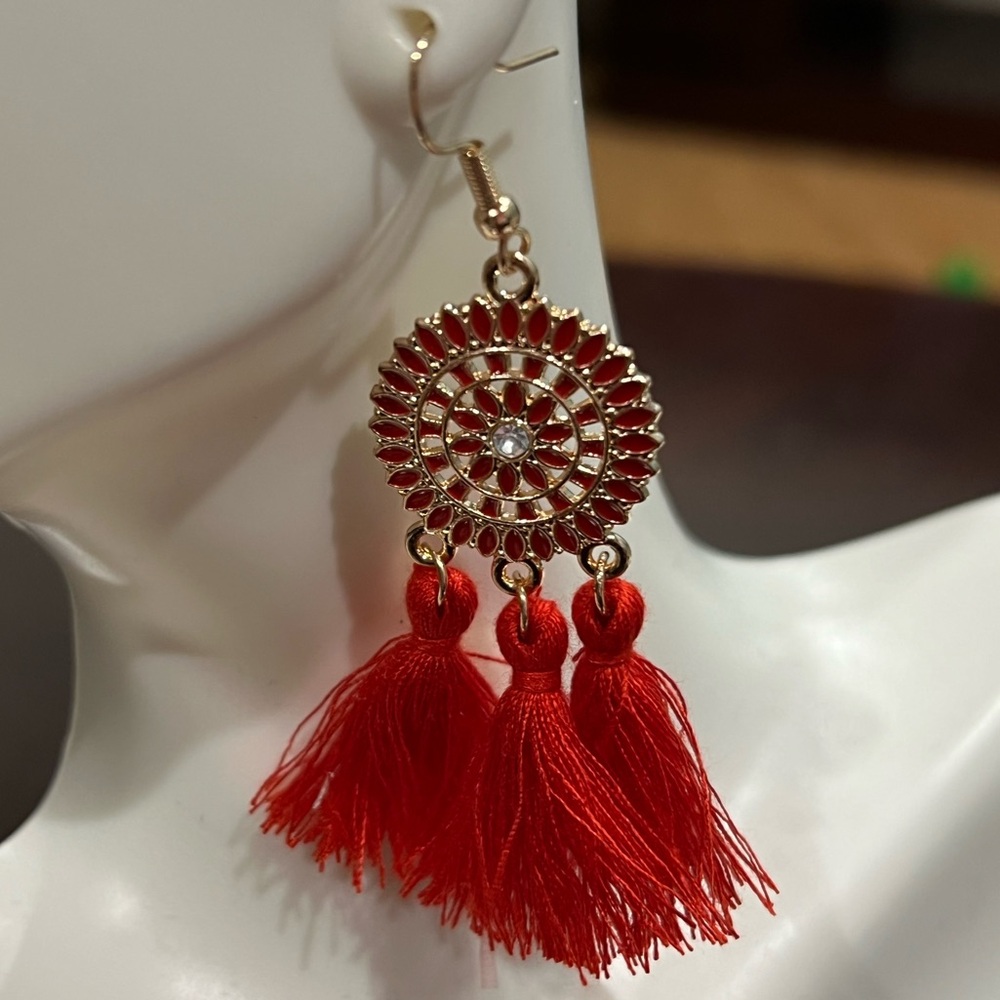Pendant with tassel earrings